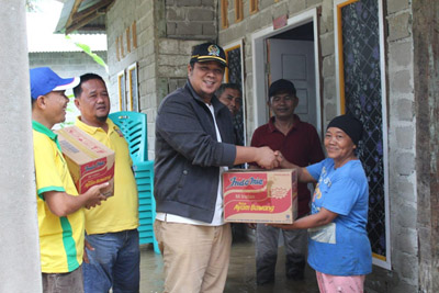 Peduli Banjir, Ketua DPRD Kuansing Salurkan Bantuan